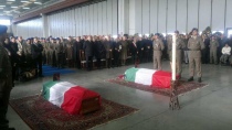 Il funerale dei due militari nell'hangar dell'aeroporto militare di Viterbo